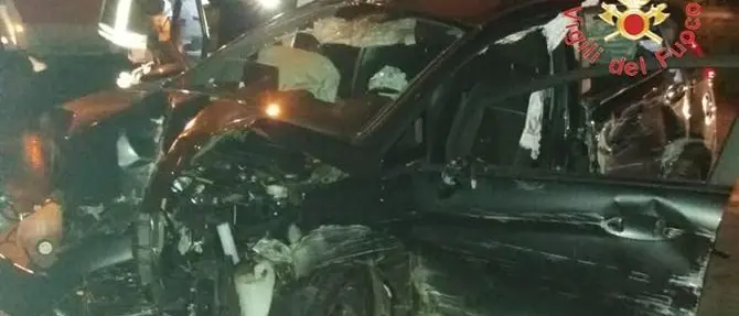 Perde il controllo dell'auto e si schianta contro un muro, è grave