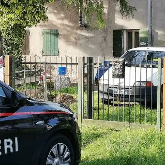 Nascondeva i corpi di madre e zio in legnaia per riscuotere la pensione