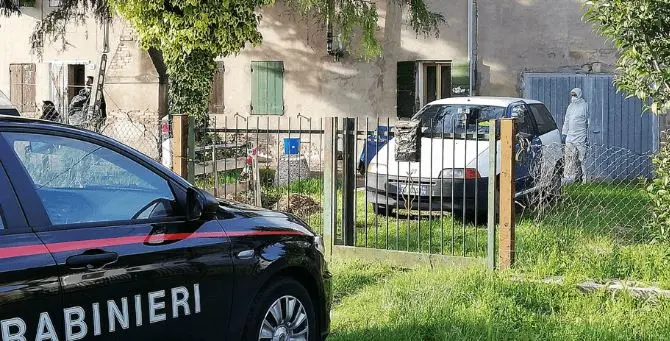 Nascondeva i corpi di madre e zio in legnaia per riscuotere la pensione