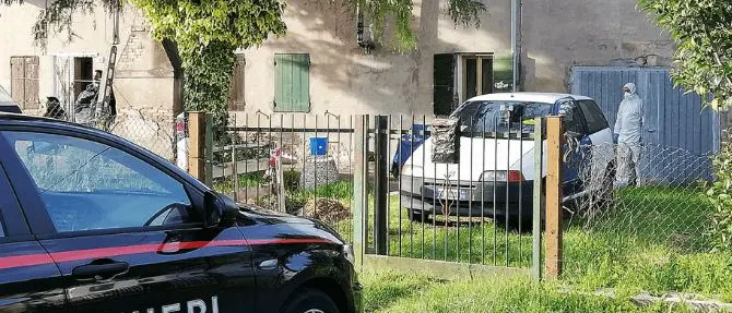Nascondeva i corpi di madre e zio in legnaia per riscuotere la pensione