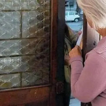 Raggirano anziana e le rubano la pensione: è caccia a due donne