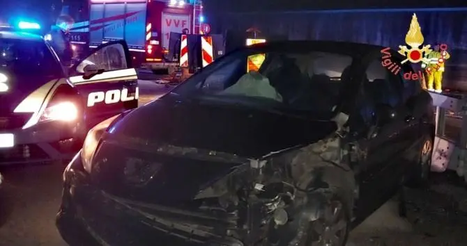 Urta contro il guardrail e blocca il traffico lungo la strada dei Due mari