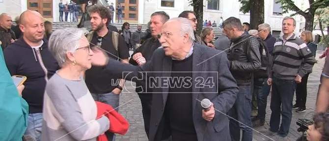 Cosenza, i No Metro dal prefetto: «Vogliamo il referendum sull'opera»