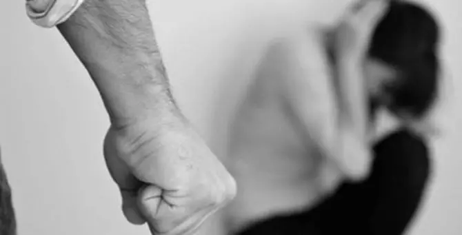 Ferisce la compagna a colpi di forbici, arrestato 49enne