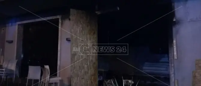 Due intimidazioni in un mese, ancora nel mirino un bar vicino all’aula bunker a Reggio