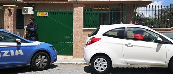Dramma familiare a Reggio, coniugi trovati morti in casa: si ipotizza omicidio-suicidio
