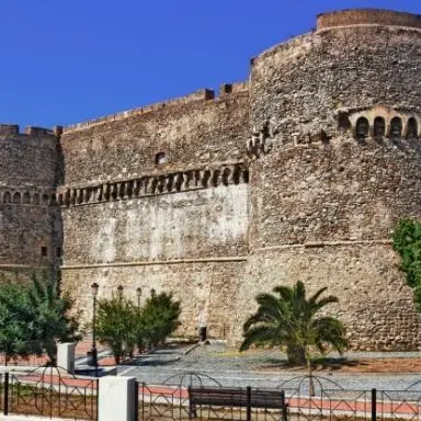 Il Castello Aragonese si tinge di viola per la Giornata delle malattie intestinali