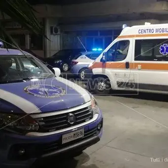 Reggio, assalta la pompa di benzina armi in pugno, spara e scappa