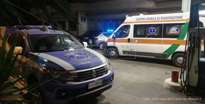 Reggio, assalta la pompa di benzina armi in pugno, spara e scappa