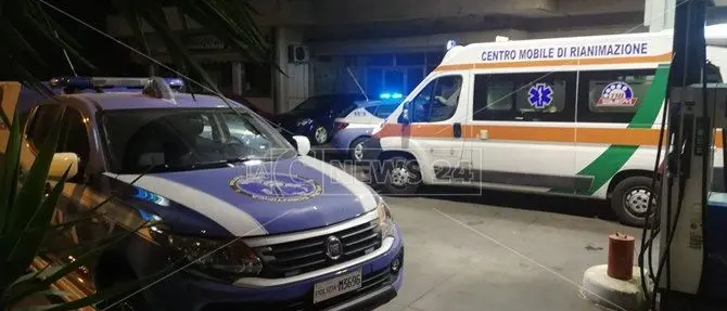 Reggio, assalta la pompa di benzina armi in pugno, spara e scappa