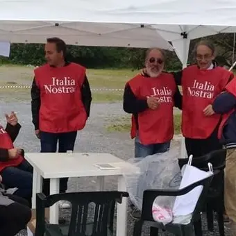 San Nicola Arcella, sit-in degli ambientalisti nella spiaggia Grotta del Prete
