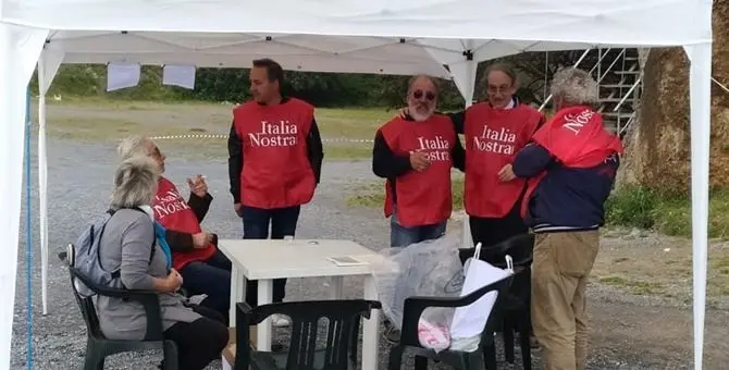 San Nicola Arcella, sit-in degli ambientalisti nella spiaggia Grotta del Prete