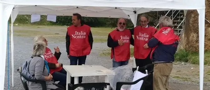 San Nicola Arcella, sit-in degli ambientalisti nella spiaggia Grotta del Prete