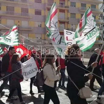Fuscaldo, lavoratori Italbacolor in piazza contro i licenziamenti