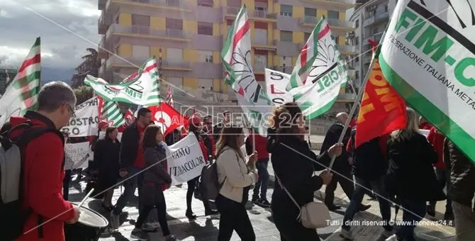 Fuscaldo, lavoratori Italbacolor in piazza contro i licenziamenti