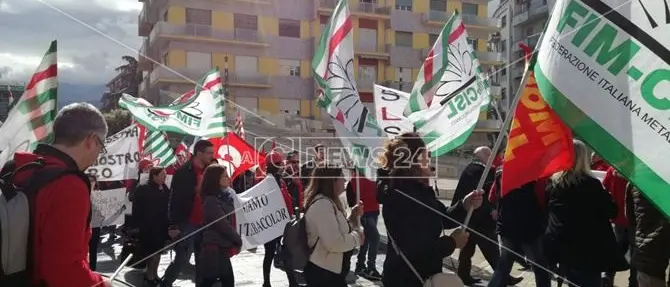 Fuscaldo, lavoratori Italbacolor in piazza contro i licenziamenti
