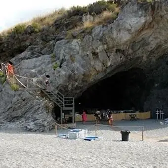 San Nicola Arcella, sospeso lo sgombero della Grotta del Prete