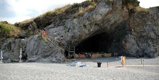 San Nicola Arcella, sospeso lo sgombero della Grotta del Prete