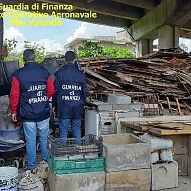 Discarica abusiva sotto un cavalcavia a Reggio, denunciato un 54enne
