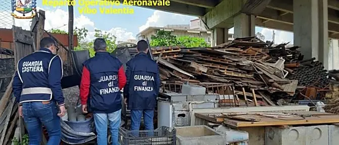 Discarica abusiva sotto un cavalcavia a Reggio, denunciato un 54enne