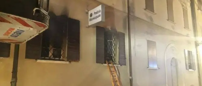Rogo nella sede della polizia locale a Mirandola, morte due donne