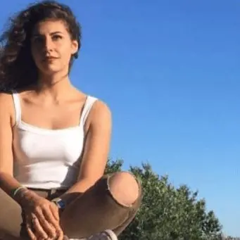 Colpì a morte il padre violento, Deborah torna in libertà: «Ha agito per difendersi»