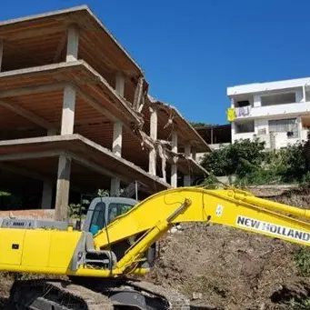 Abbattuti due edifici abusivi costruiti sulla spiaggia di Isola Capo Rizzuto