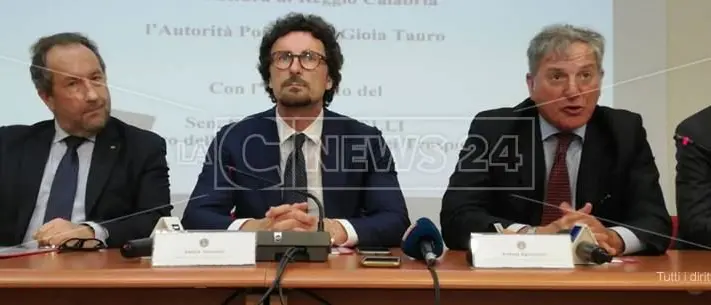 Il ministro Toninelli torna a Gioia Tauro. «Fuori la ‘ndrangheta dal porto»