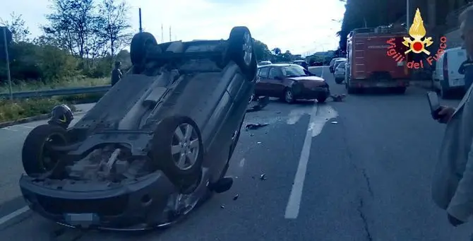 Scontro tra due auto nel Catanzarese: sette persone ferite