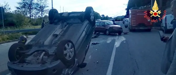 Scontro tra due auto nel Catanzarese: sette persone ferite