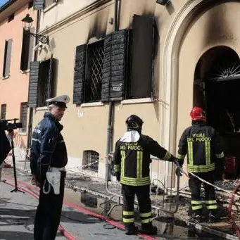 Sette identità per il giovane che incendiò il comando di polizia locale