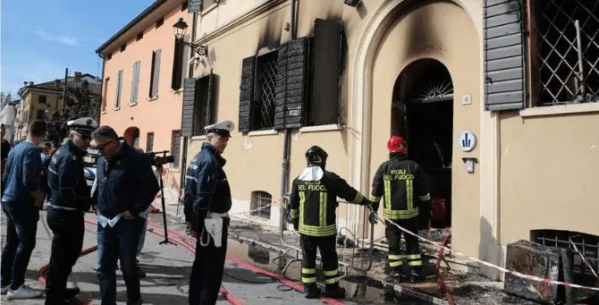 Sette identità per il giovane che incendiò il comando di polizia locale