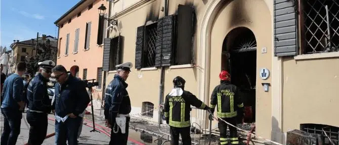 Sette identità per il giovane che incendiò il comando di polizia locale