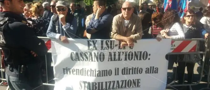 Il ministro Di Maio a Cosenza, tirocinanti ed ex Lsu-Lpu in protesta