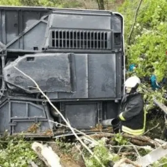 Bus precipita in una scarpata, un morto. Del Cosentino l'autista indagato