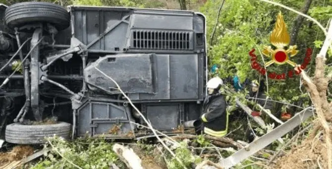 Bus precipita in una scarpata, un morto. Del Cosentino l'autista indagato