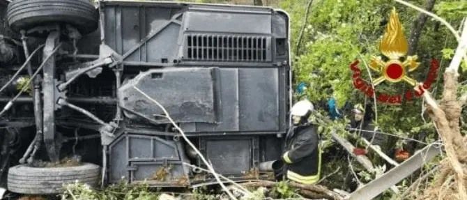 Bus precipita in una scarpata, un morto. Del Cosentino l'autista indagato