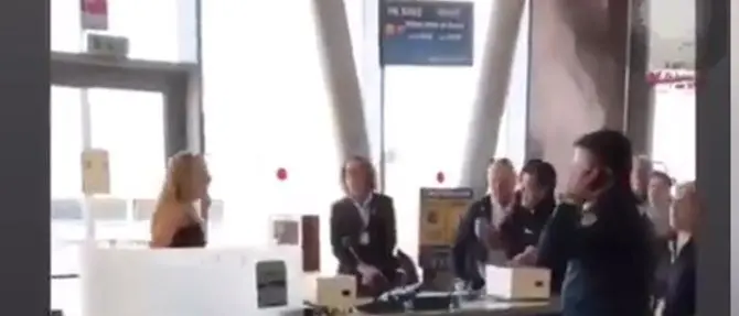 Non riescono a prendere un volo e danno in escandescenza, arrestate