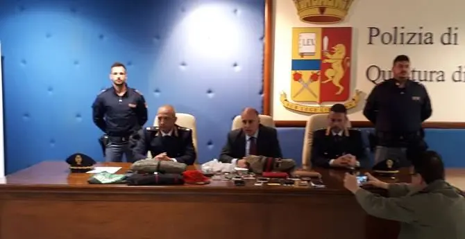 Reggio, rapinatore incastrato dalle telecamere e dagli indumenti