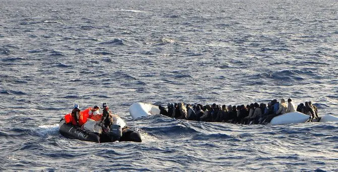 Migranti, Sea Watch: «Persone in pericolo, la Marina Italiana non interviene»