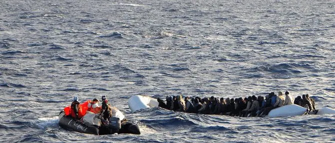 Migranti, Sea Watch: «Persone in pericolo, la Marina Italiana non interviene»