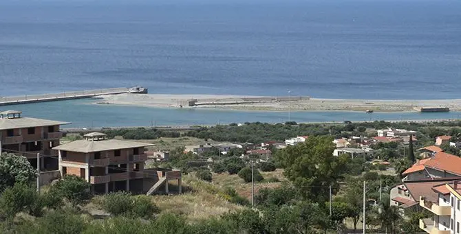 Porto di Saline, il sindaco di Montebello striglia la politica e chiede certezze