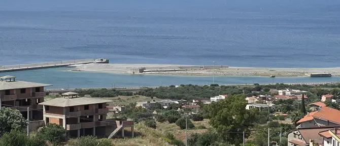 Porto di Saline, il sindaco di Montebello striglia la politica e chiede certezze