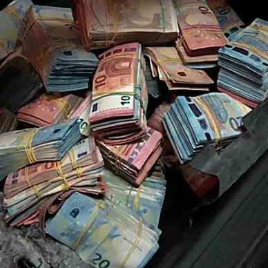 In auto con oltre un milione di euro nel Reggino, denunciato per ricettazione