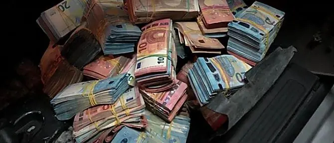 In auto con oltre un milione di euro nel Reggino, denunciato per ricettazione