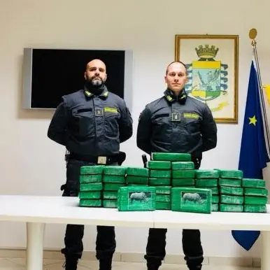 Sequestrati al Porto di Gioia Tauro 53 chili di cocaina tra la frutta esotica