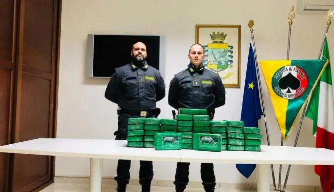 Sequestrati al Porto di Gioia Tauro 53 chili di cocaina tra la frutta esotica