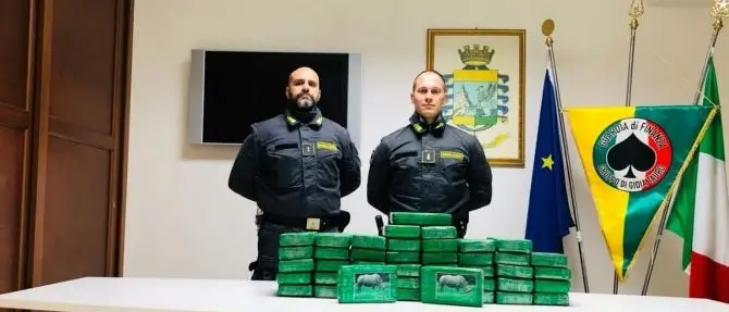 Sequestrati al Porto di Gioia Tauro 53 chili di cocaina tra la frutta esotica