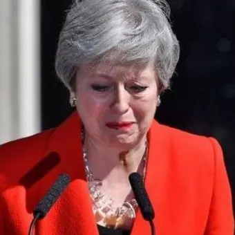 Brexit, Theresa May in lacrime annuncia le dimissioni: «Ho servito il Paese»