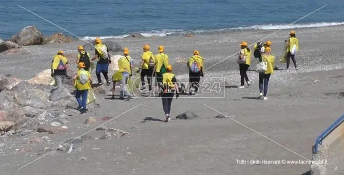 Spiagge e fondali puliti, ad Acquappesa in campo gli studenti